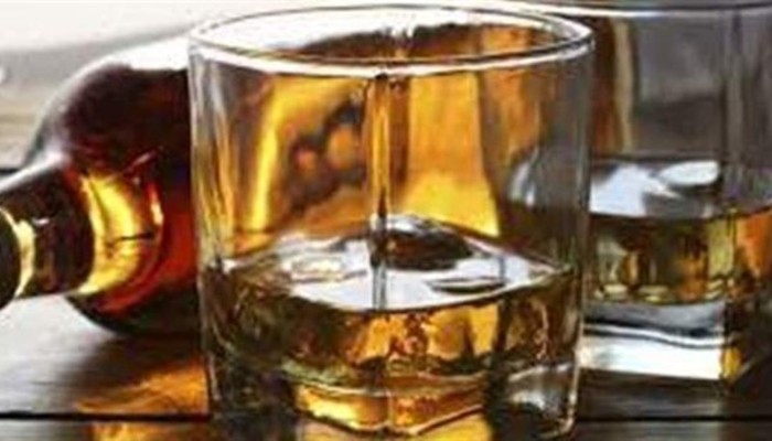 تفسير حلم شرب الخمر من زجاجة